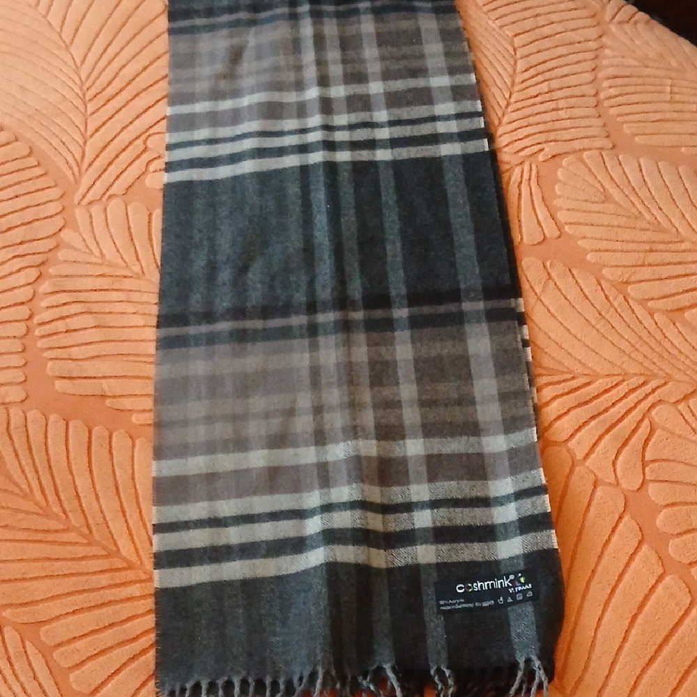 V. FRAAS Charcoal and Light Gray Checkered Scarf